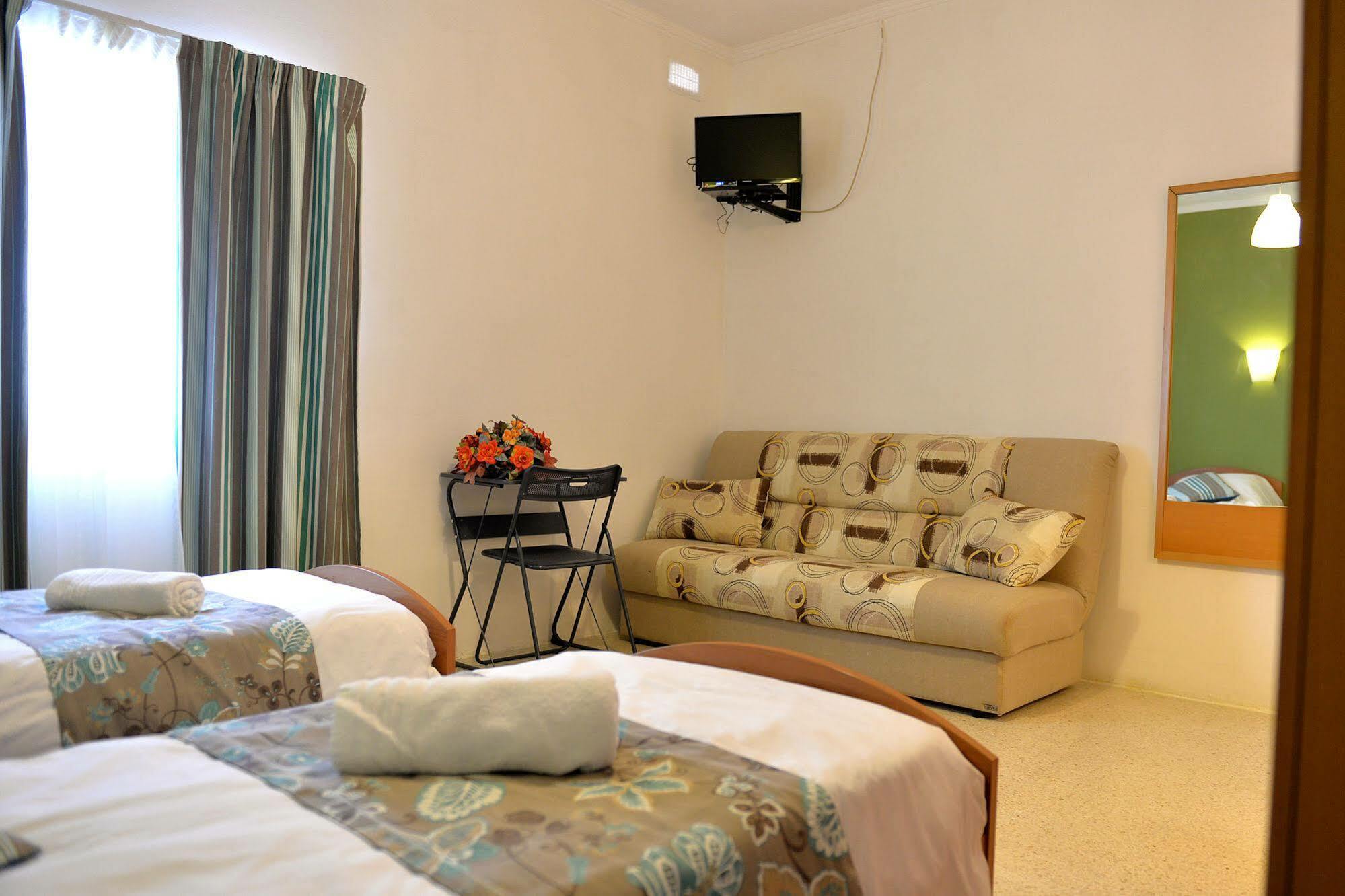 Sunstone Boutique Guest House Buġibba Buitenkant foto