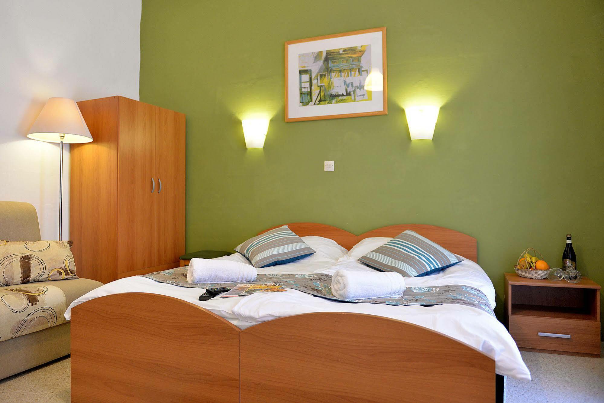 Sunstone Boutique Guest House Buġibba Buitenkant foto